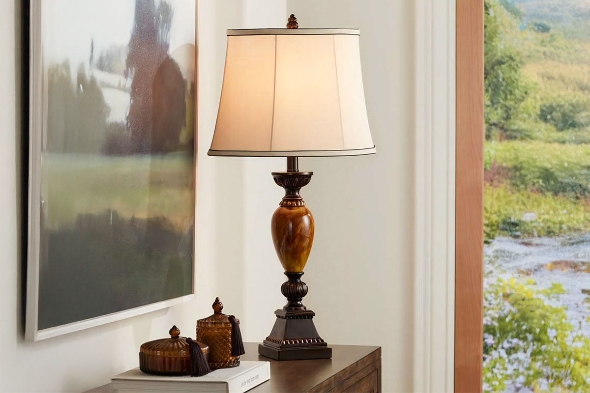 リビングや寝室を柔らかな光で照らす Kathy Ireland Home マルホランド1灯テーブルスタンド｜クラシックでエレガントな卓上照明