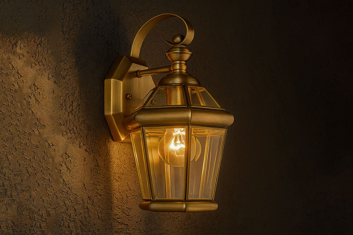 エレガントな空間を演出するクラシックデザインの屋外用ブラケットライトの設置例