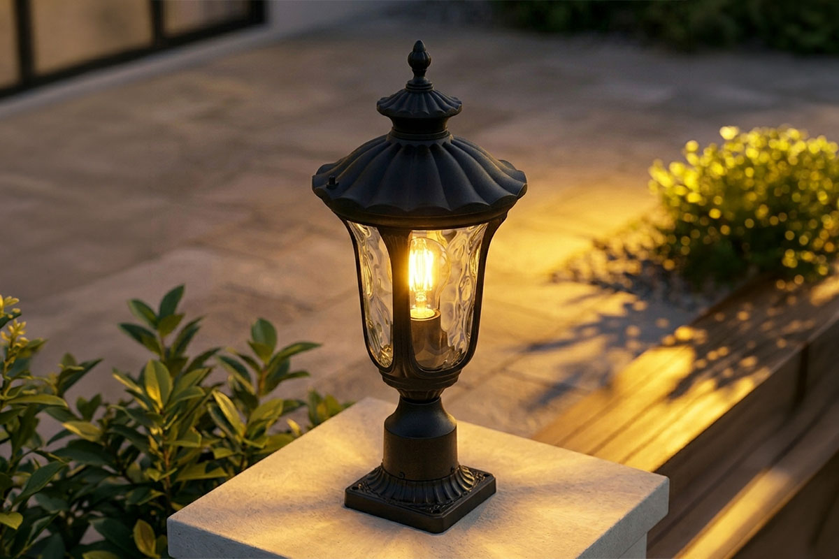 黒いアイアン製ランタンが白壁の前に吊るされた屋外照明