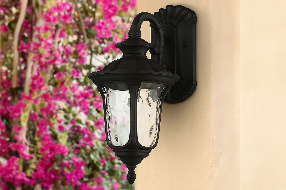 テクスチャードブラック塗装のオックスフォード1灯壁付けブラケットライトを玄関ポーチに取り付けたイメージ