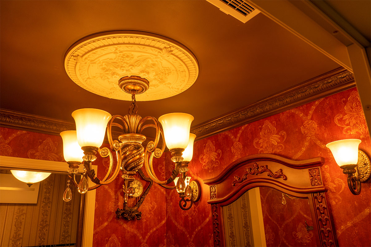 柔らかな光とレトロな雰囲気で、空間を格調高く演出するシャンデリアとウォールライトの設置写真