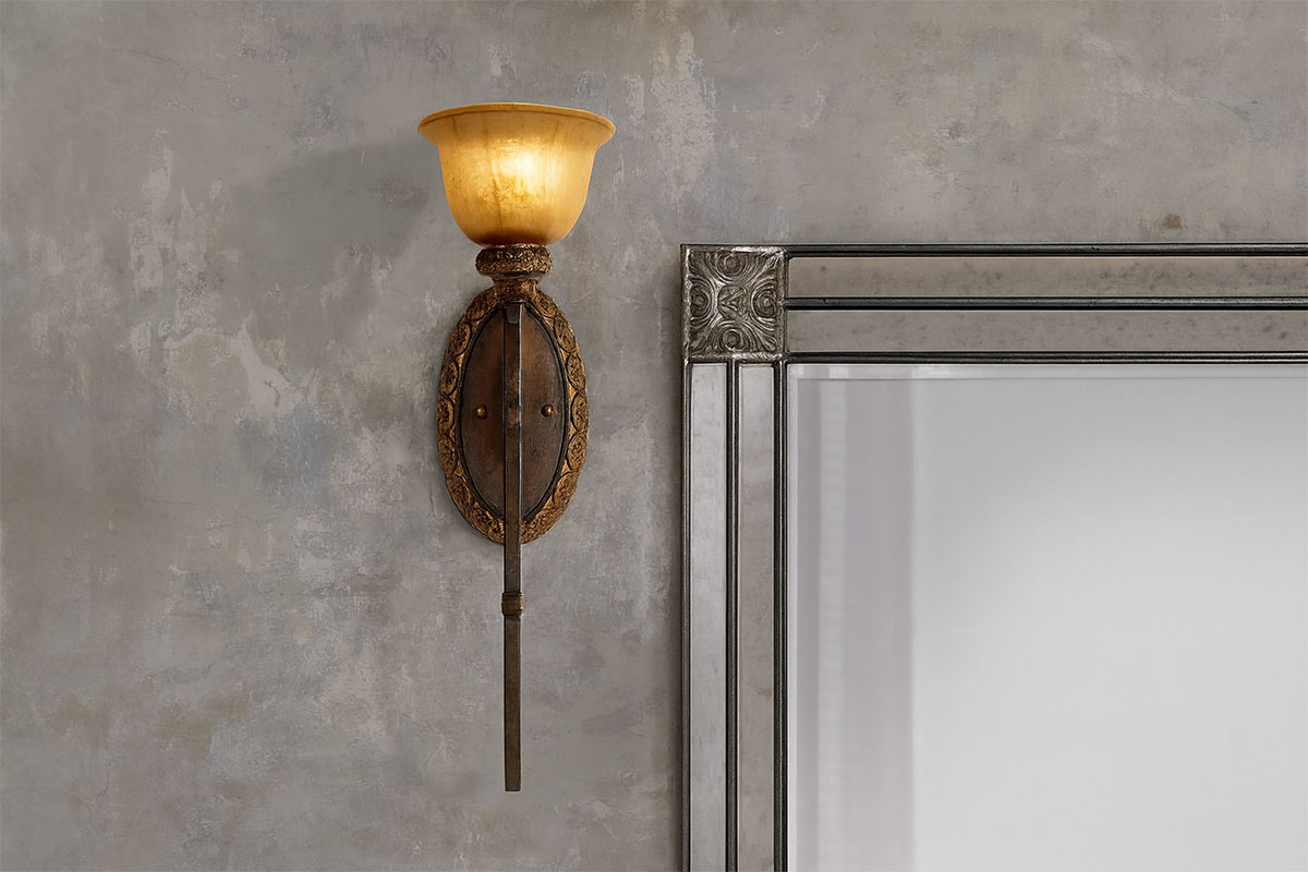 高級感あるイルミナティブロンズの深みが映えるアンティーク調壁付け照明