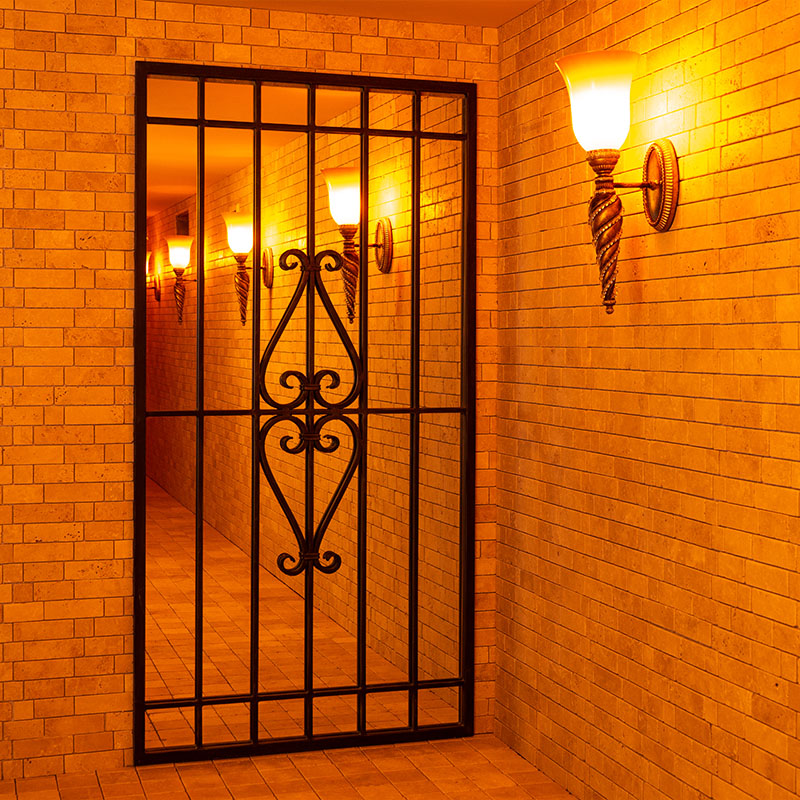 柔らかな光とレトロな雰囲気で、空間を格調高く演出するウォールライト