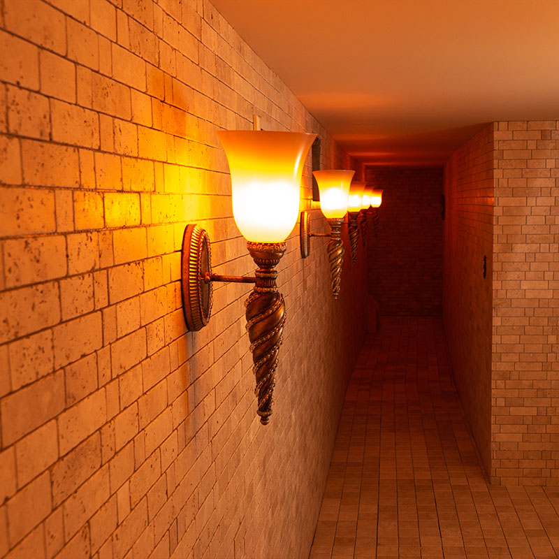 柔らかな光とレトロな雰囲気で、空間を格調高く演出するウォールライト