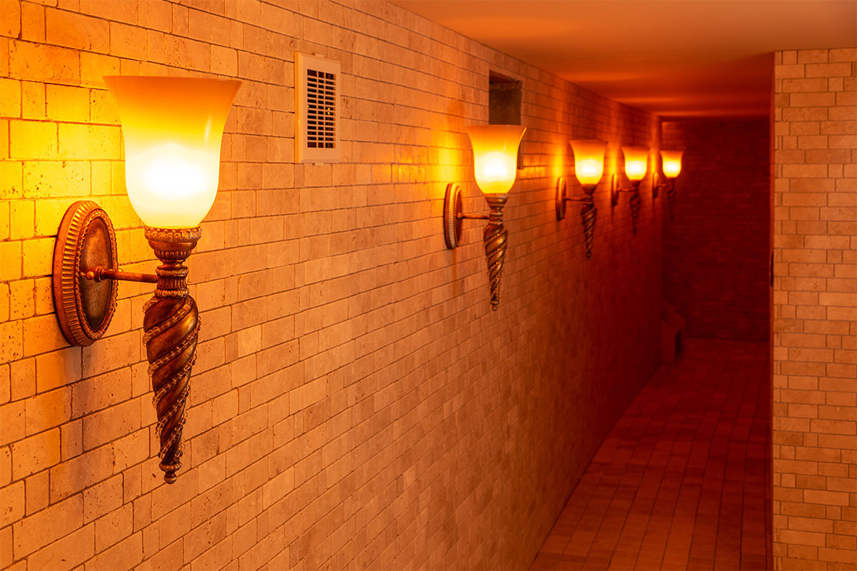 柔らかな光とレトロな雰囲気で、空間を格調高く演出するウォールライト