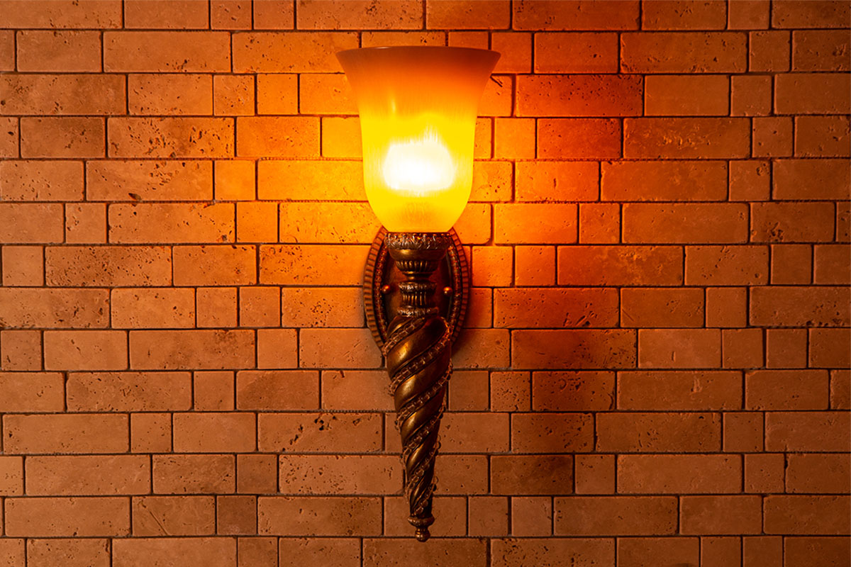 柔らかな光とレトロな雰囲気で、空間を格調高く演出するウォールライトの設置例写真