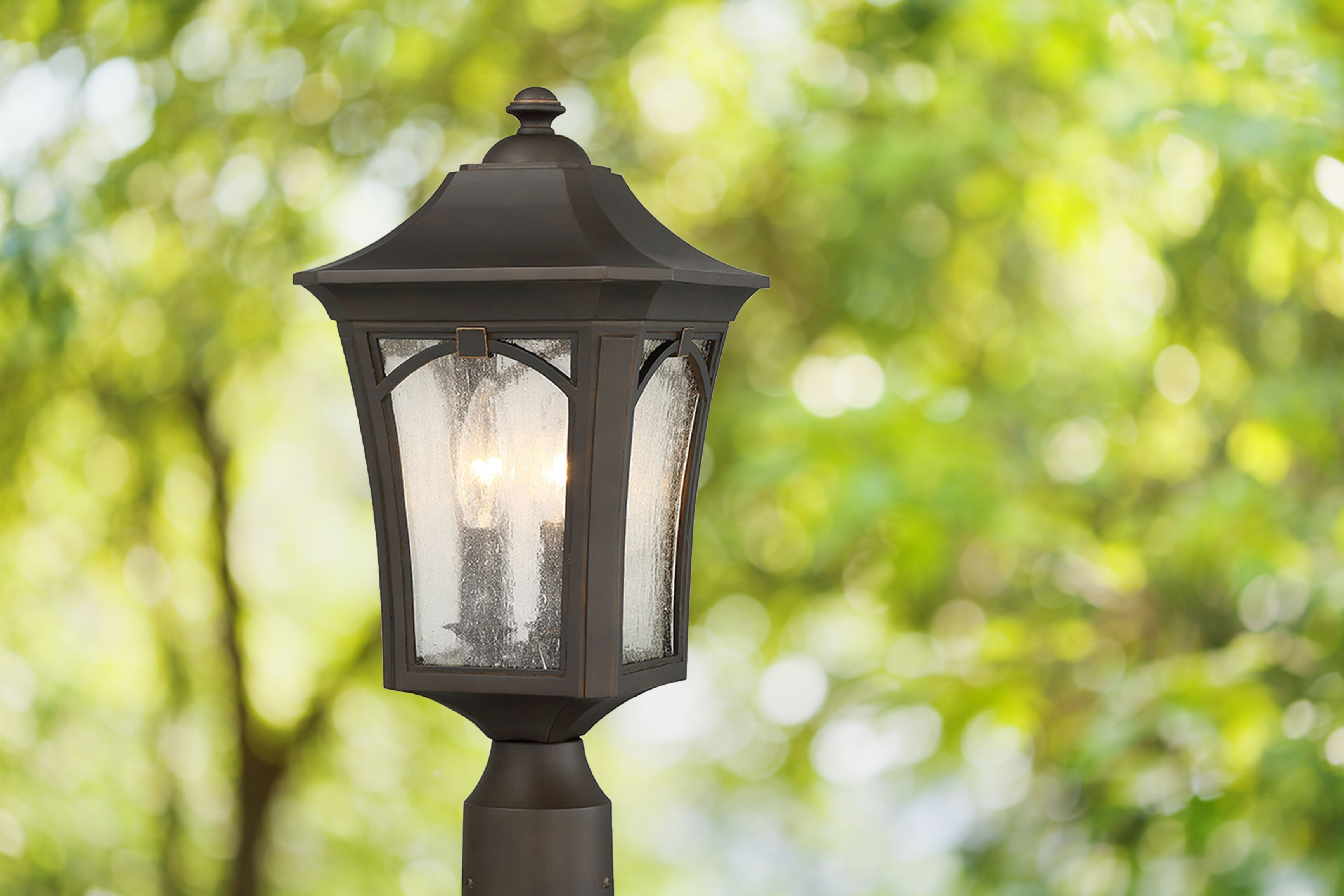 テクスチャードブラック塗装のオックスフォード1灯壁付けブラケットライトを玄関ポーチに取り付けたイメージ