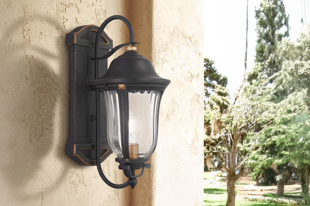 サンドコール仕上げとバーメイルゴールドのアクセントが美しい壁付け屋外照明の設置例イメージ