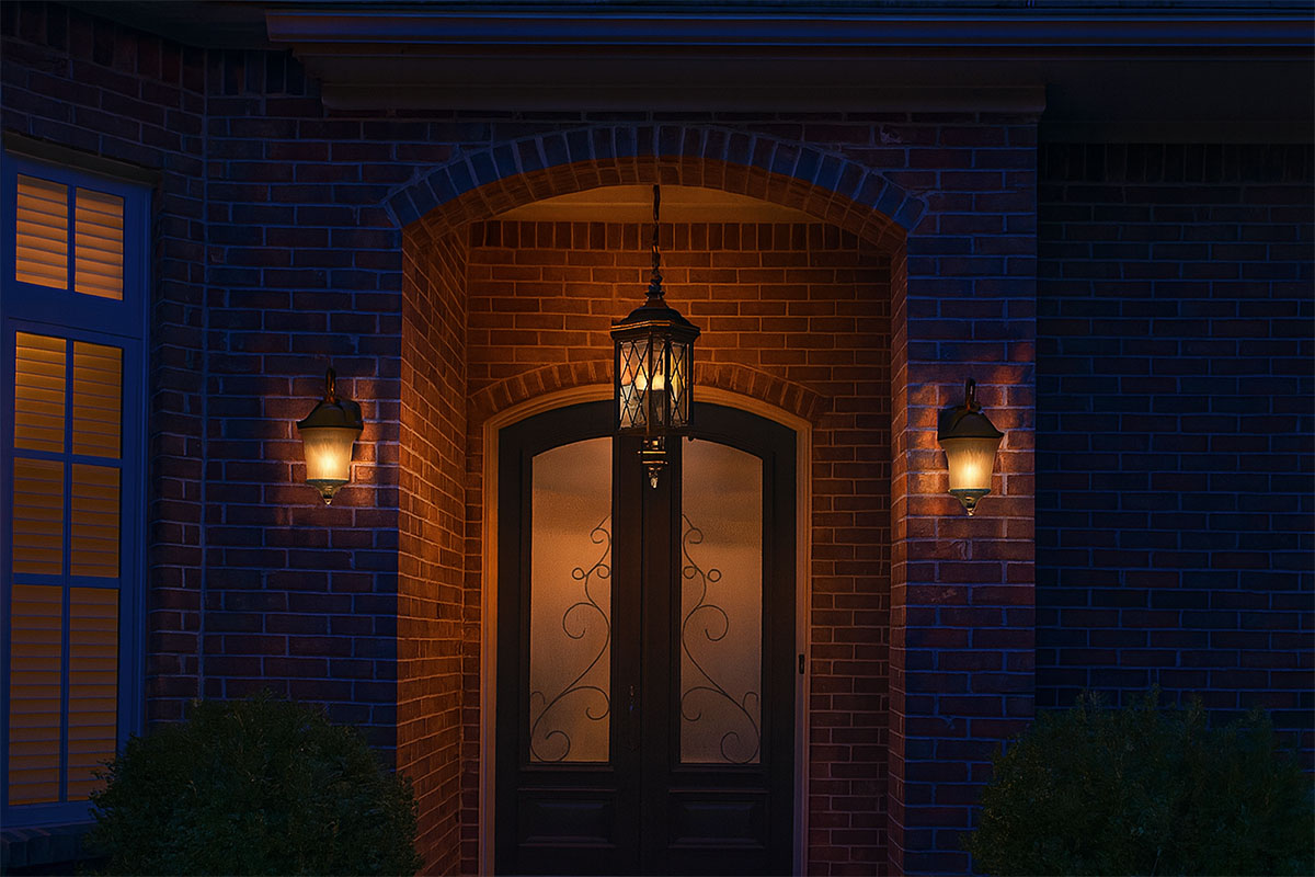 ビクスリーマナー4灯アウトドアライト｜ブラック×ゴールド仕上げの高級感あふれるクラシックデザイン玄関照明