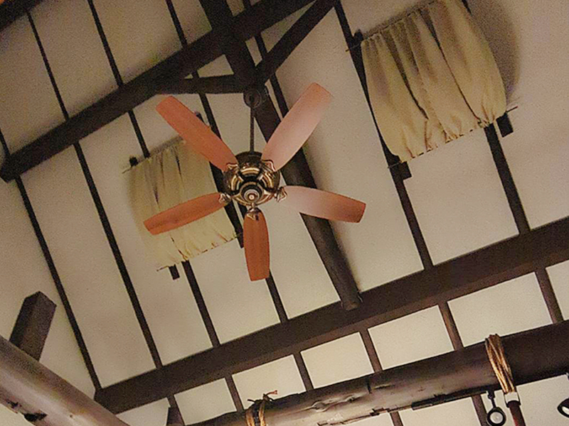 シックな定番ブラックがかっこいい海外の屋外用ブラケット照明