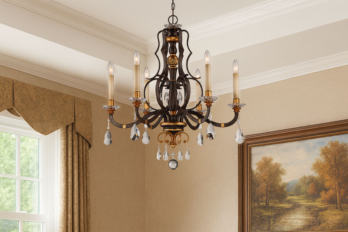 クラシックなキャンドル型吊下げ照明が、リビングを上品に照らすインテリア設置例