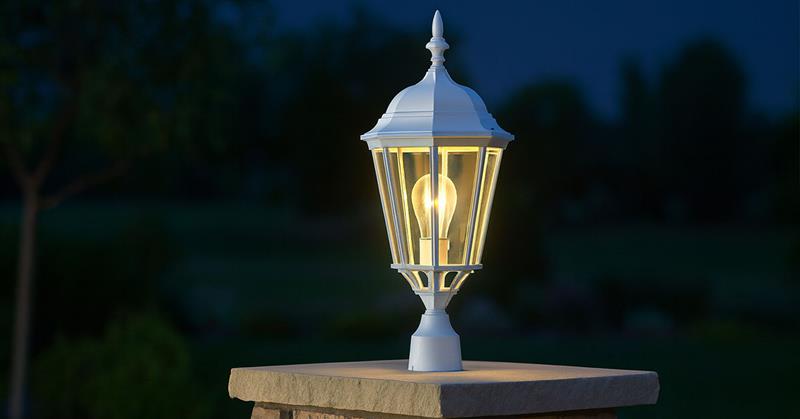 高級感漂うエクステリアに最適なガラスシェードポスト型照明の設置例