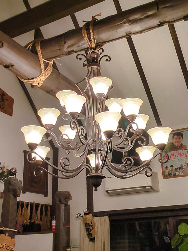 レトロな花模様ガラスシェードが美しいアンティーク調シャンデリアライト