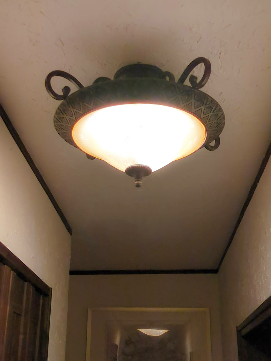 レトロな花模様ガラスシェードが美しいアンティーク調シーリングライトの設置例