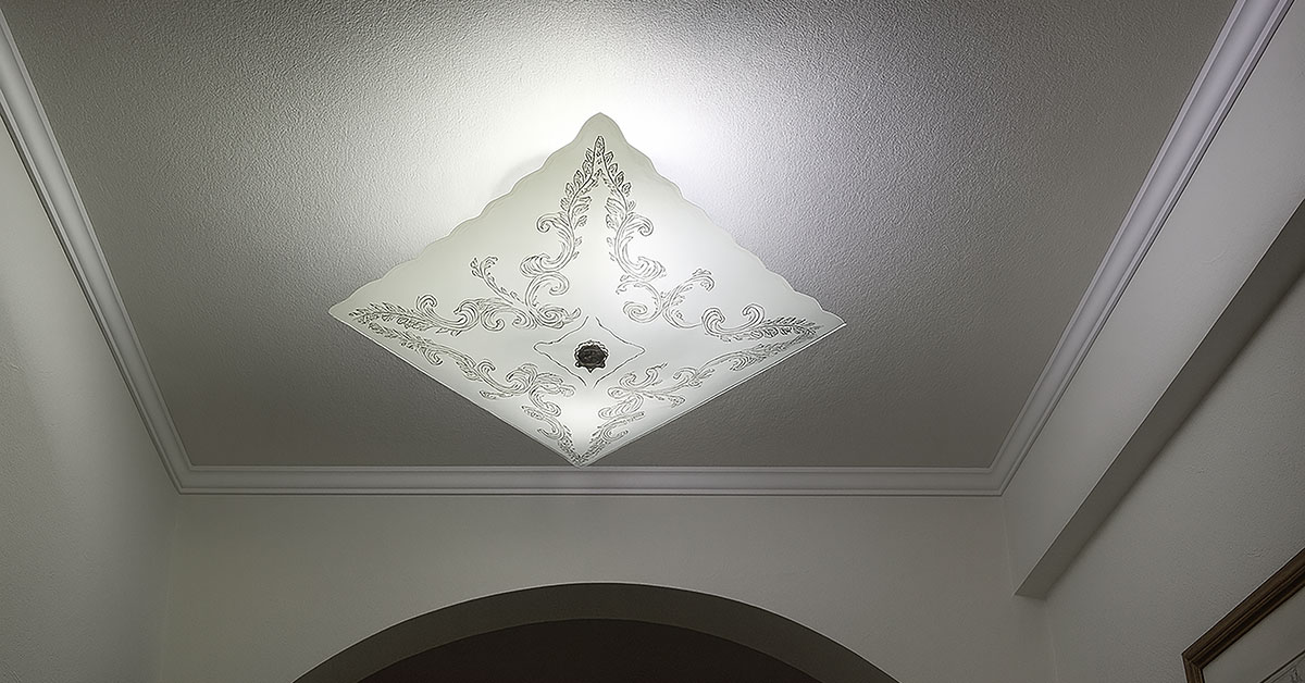 洗練されたスクエア型デザインの室内用シーリングライト