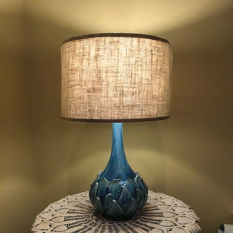 ブルーグリーンの陶器製ボディと亜麻シェードがおしゃれなアンティーク風テーブルスタンド照明