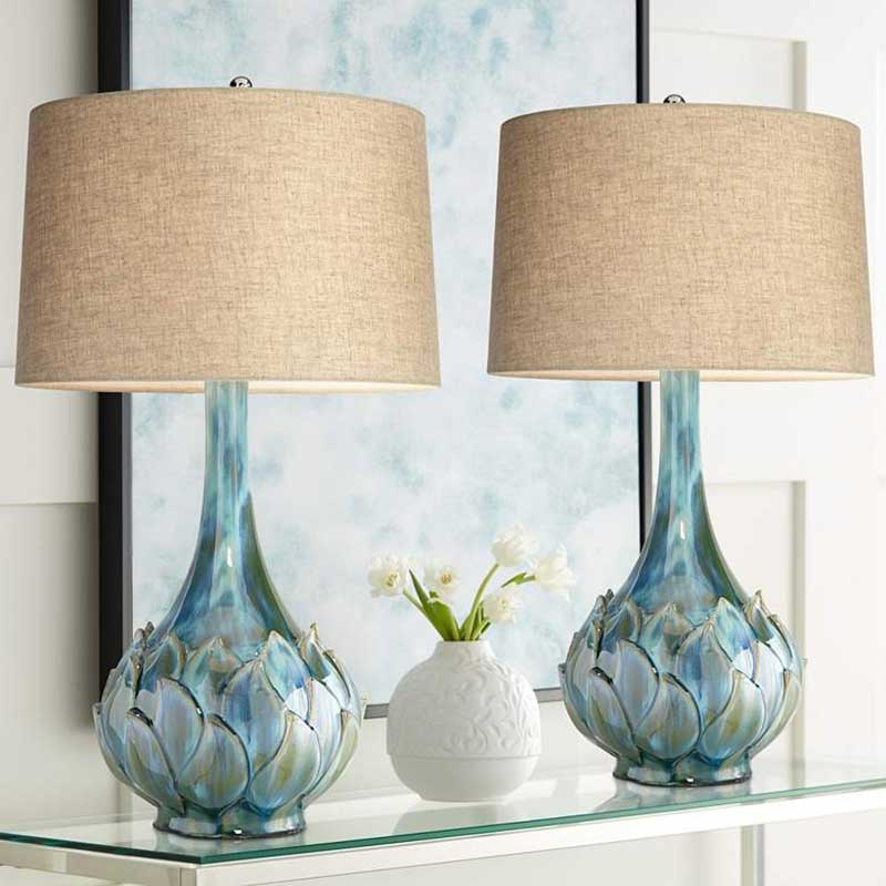 ブルーグリーンの陶器製ボディと亜麻シェードがおしゃれなアンティーク風テーブルスタンド照明