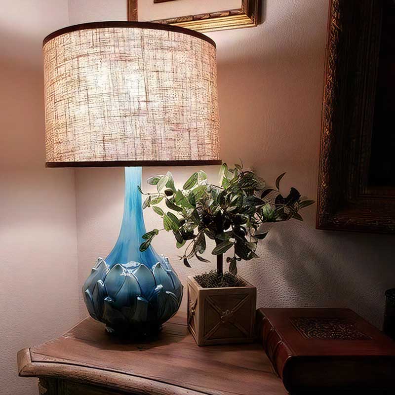 ブルーグリーンの陶器製ボディと亜麻シェードがおしゃれなアンティーク風テーブルスタンド照明