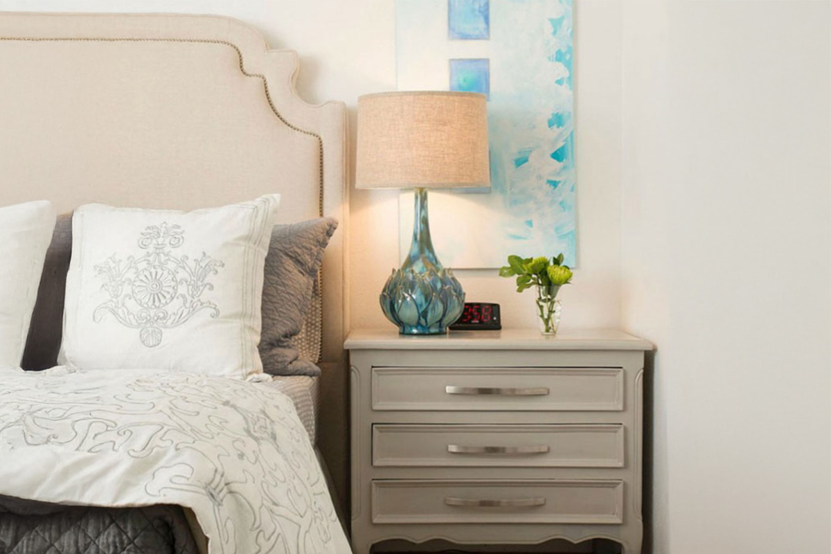 ブルーグリーンの陶器製ボディと亜麻シェードがおしゃれなアンティーク風テーブルスタンド照明