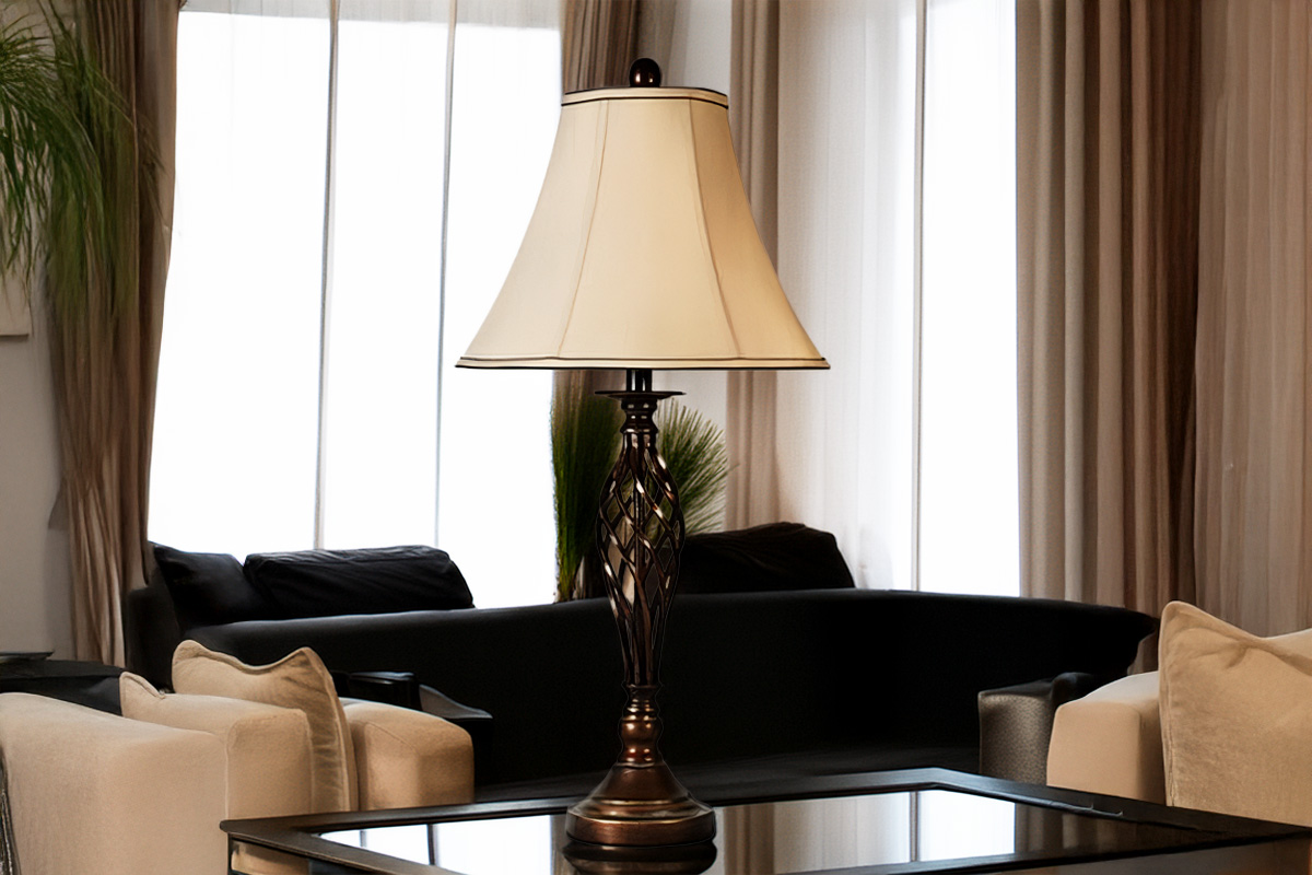 布製シェードとメタルボディの上品な組み合わせがおしゃれな卓上照明〈インテリアライト〉