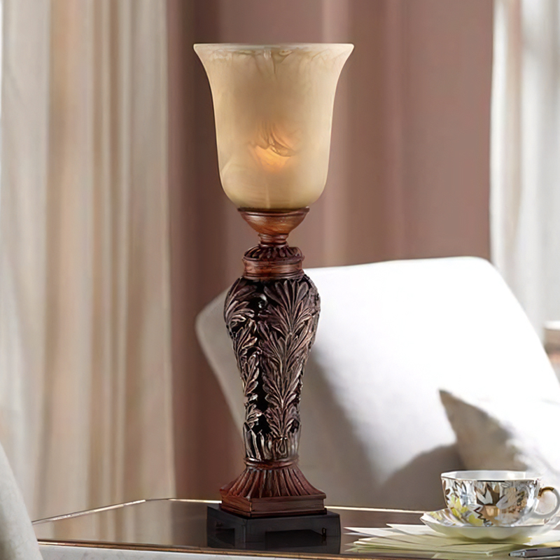 高級感あふれるアンティーク風テーブルランプ