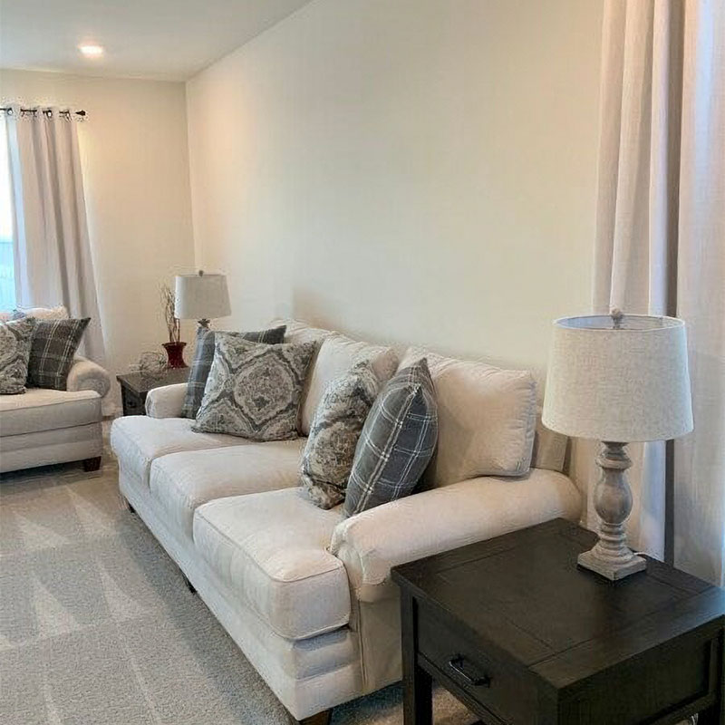 デザインも機能も両立するホワイトウォッシュの優雅な明かりテーブルランプ