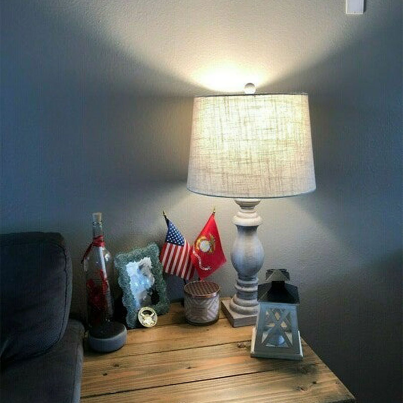 デザインも機能も両立するホワイトウォッシュの優雅な明かりテーブルランプ