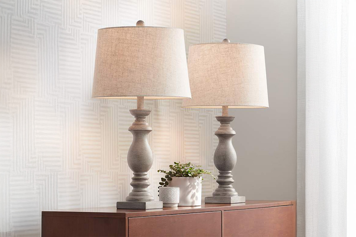 デザインも機能も両立するホワイトウォッシュの優雅な明かりテーブルランプ