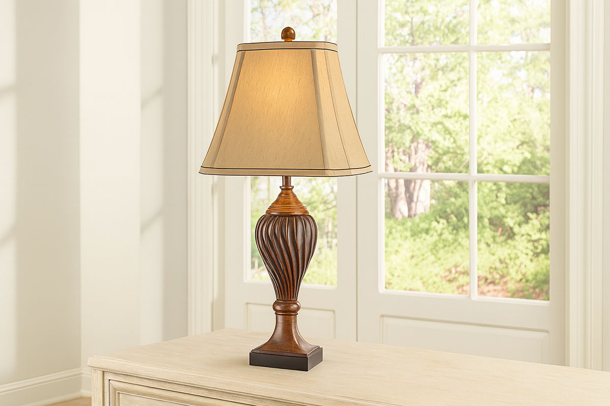 高級感あふれるアンティーク風テーブルランプ