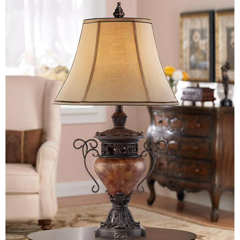 柔らかな光とアンティーク調デザインで彩るおしゃれな卓上照明