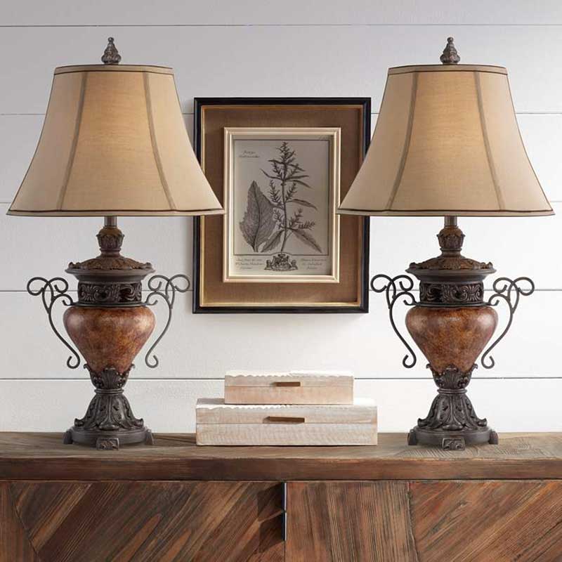 柔らかな光とアンティーク調デザインで彩るおしゃれな卓上照明