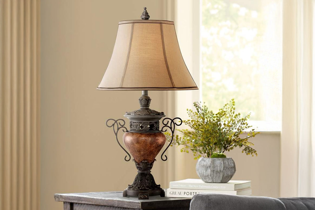 柔らかな光とアンティーク調デザインで彩るおしゃれな卓上照明