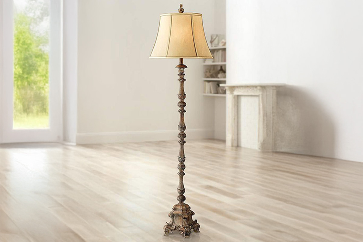 柔らかな光で空間を彩る木目調フロアライトの設置例