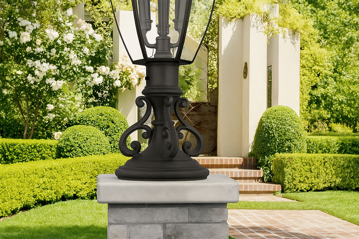 黒いアイアン製ランタンが白壁の前に吊るされた屋外照明