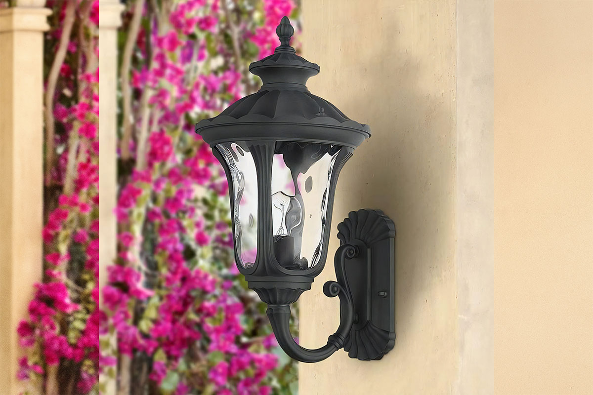 花を背景にしたクラシックな黒色屋外ブラケットライト