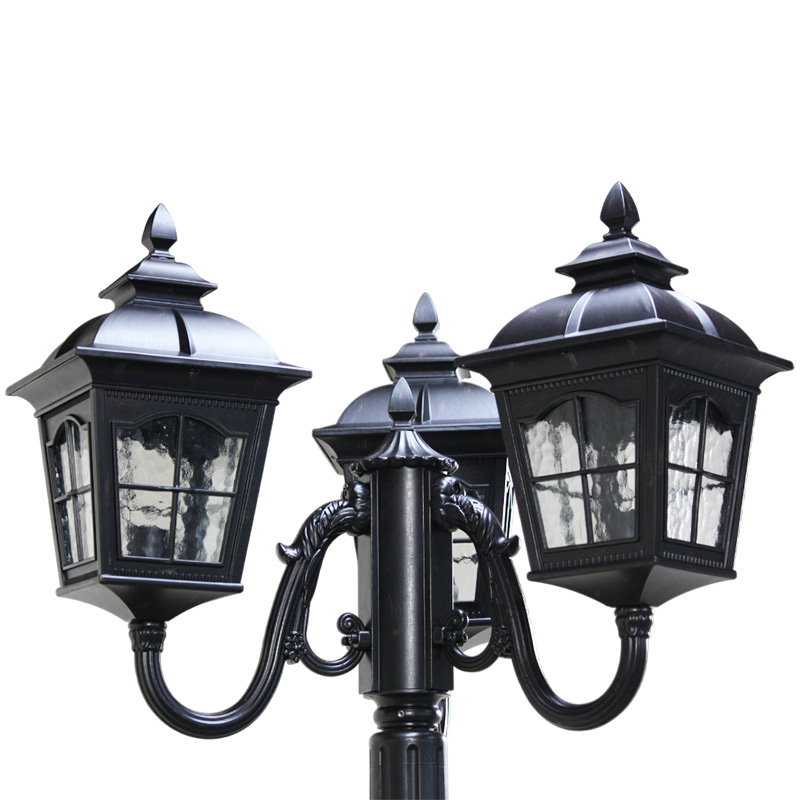 クラシックな街路3灯ポスト型ライト