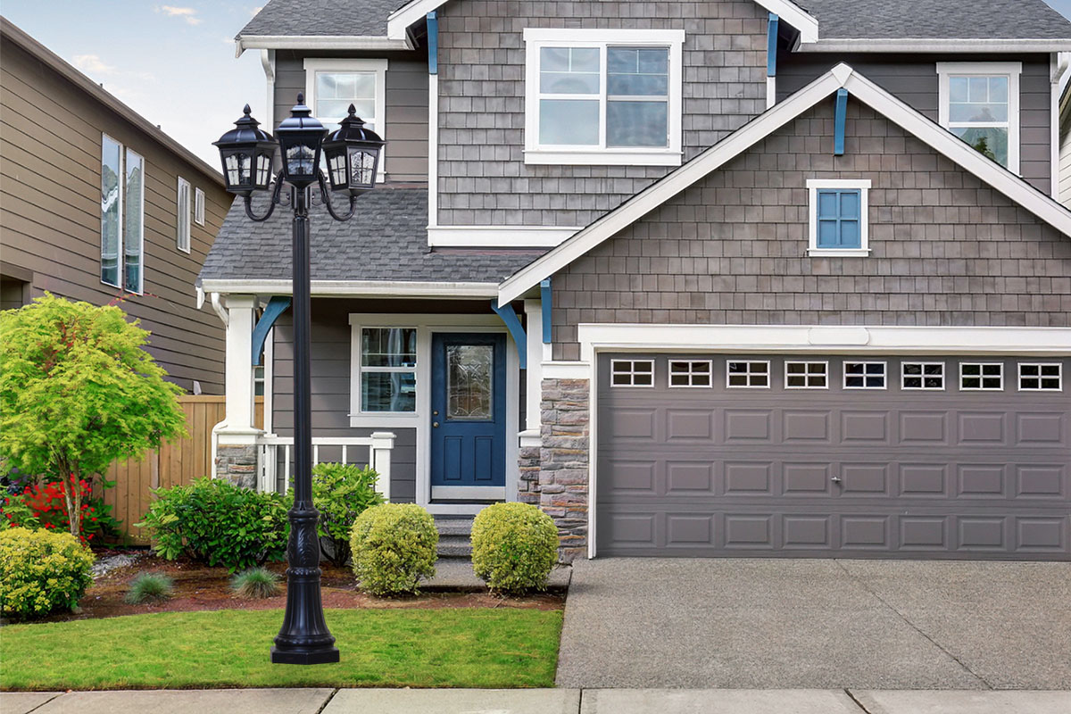 クラシックな街路灯が夜の庭園を照らす