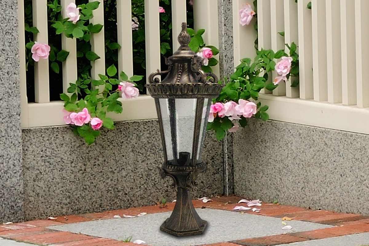 ヨーロピアンスタイルのアンティーク風ポスト型屋外照明の施工例写真