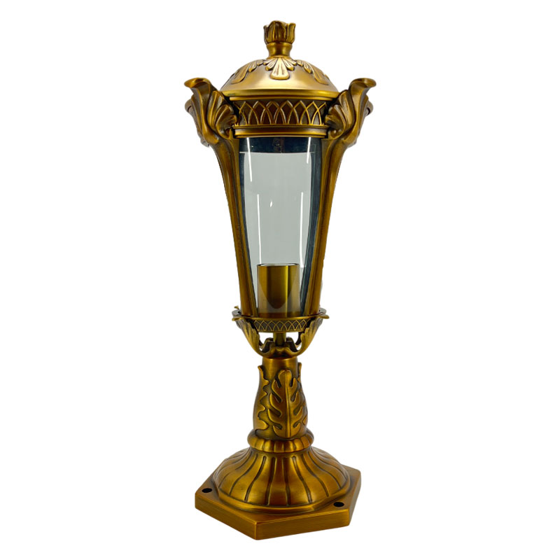 エクステリアに高級感を与える真鍮色の屋外用ポスト型ライト。