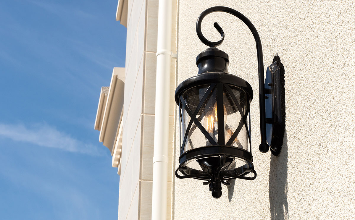 アンティークな雰囲気が漂うシンプルな海外の屋外用ブラケット照明
