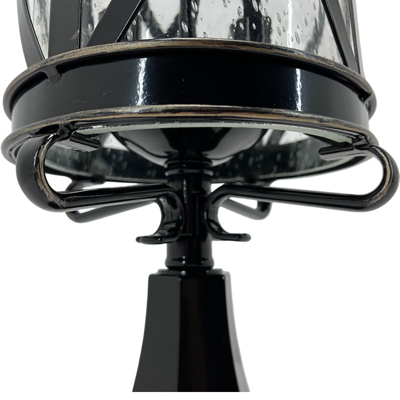 アンティークな雰囲気が漂う屋外用ポスト型照明