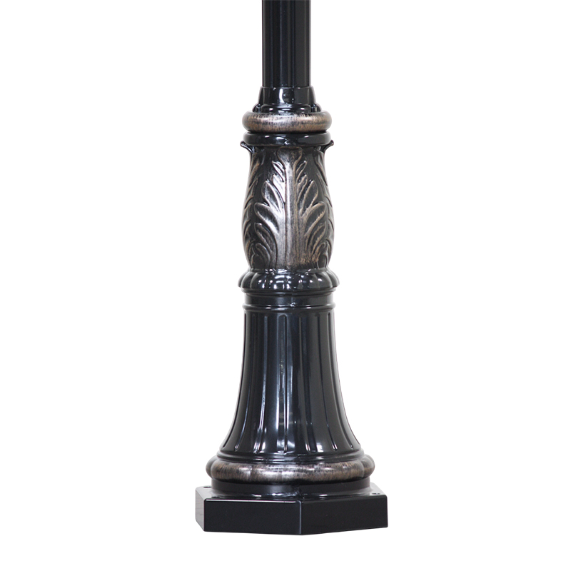 アンティークな雰囲気が漂う屋外用ポスト型照明