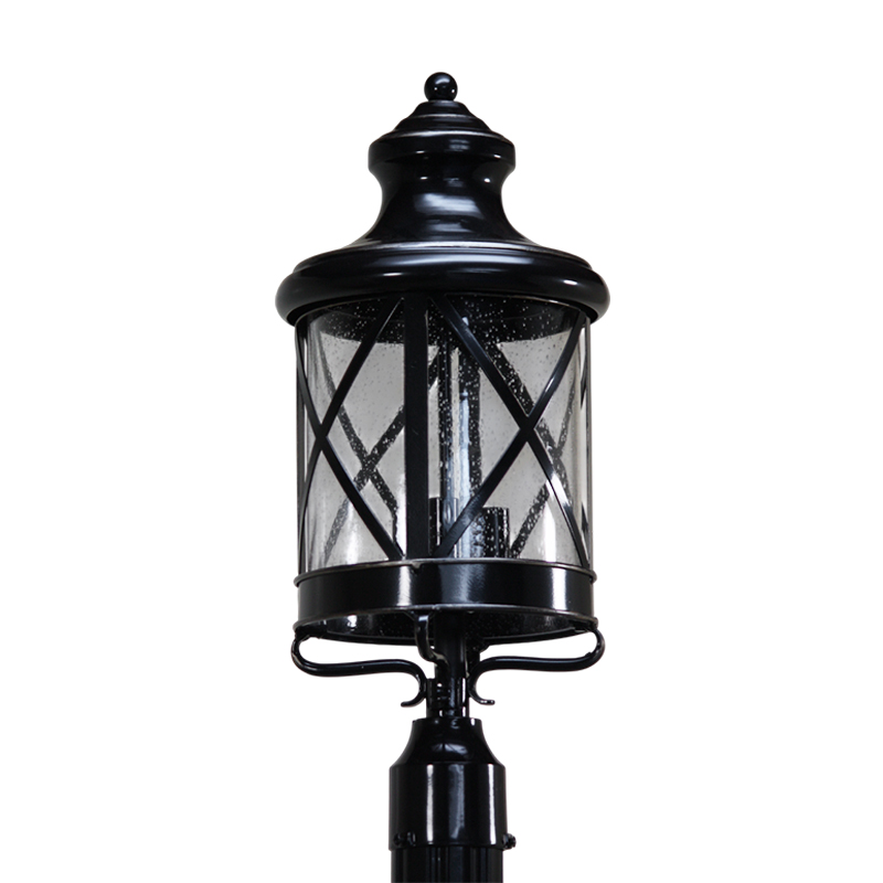 アンティークな雰囲気が漂う屋外用ポスト型照明