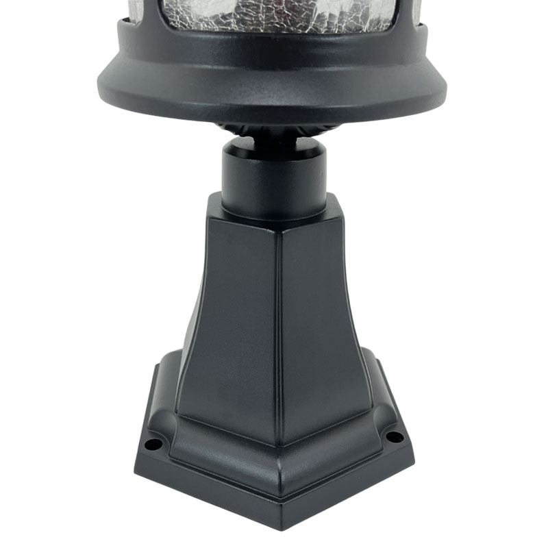 アンティークな雰囲気が漂う屋外用ポスト型照明