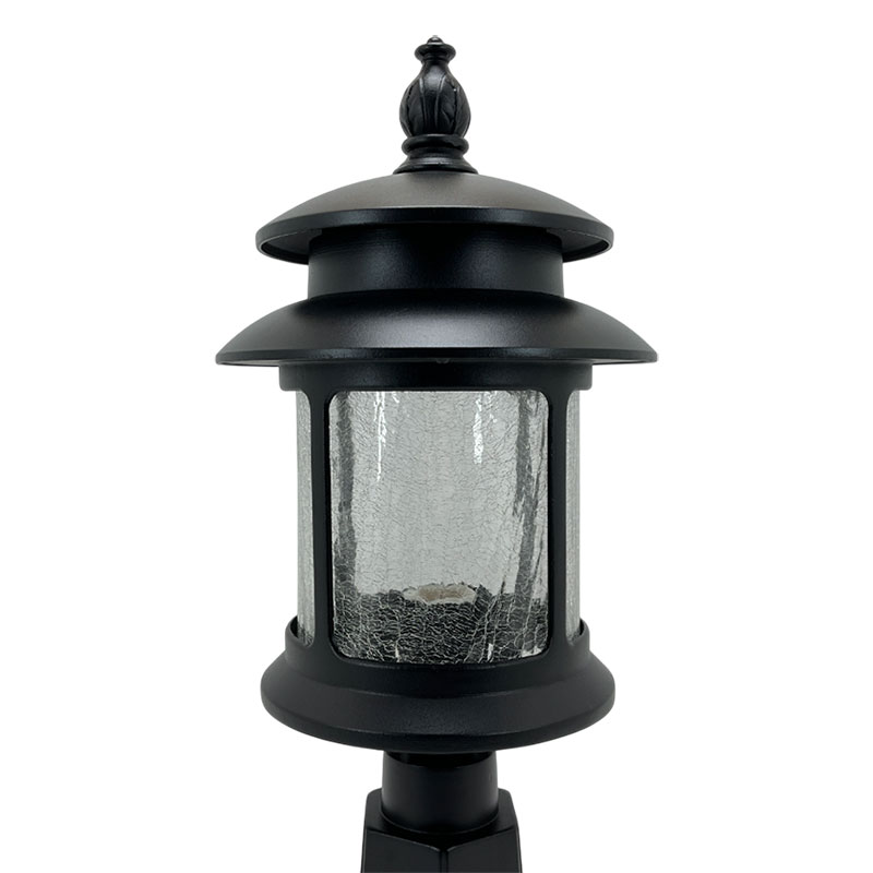 アンティークな雰囲気が漂う屋外用ポスト型照明