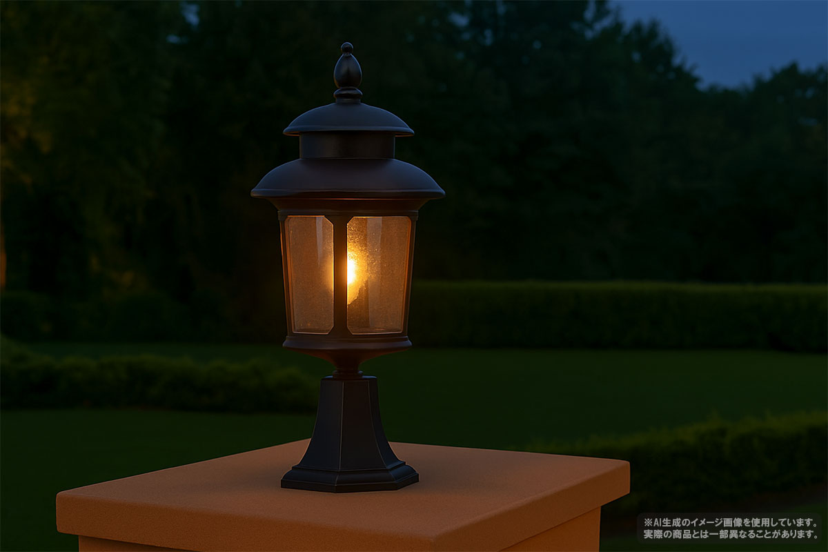 アンティークな雰囲気が漂う屋外用ポスト型照明
