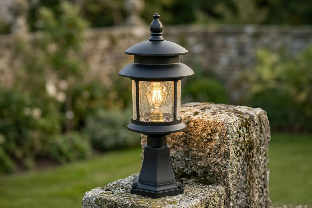 アンティークな雰囲気が漂う屋外用ポスト型照明