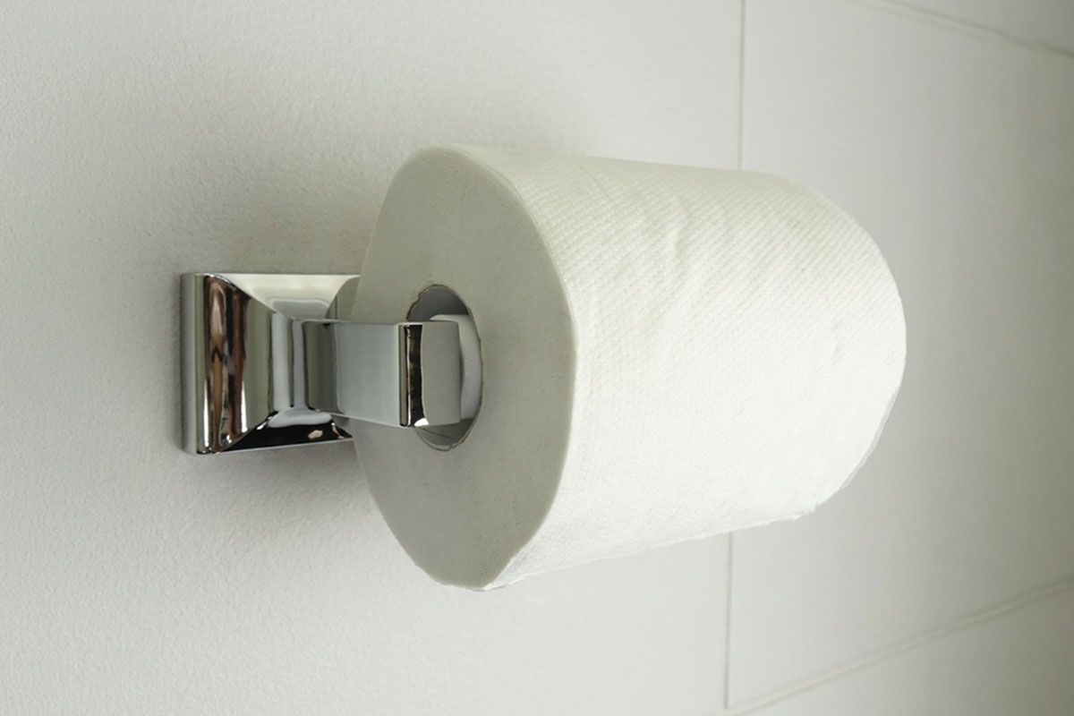 長く愛用できるミルブリッジシリーズのクラシカルなトイレットペーパーホルダーの設置例