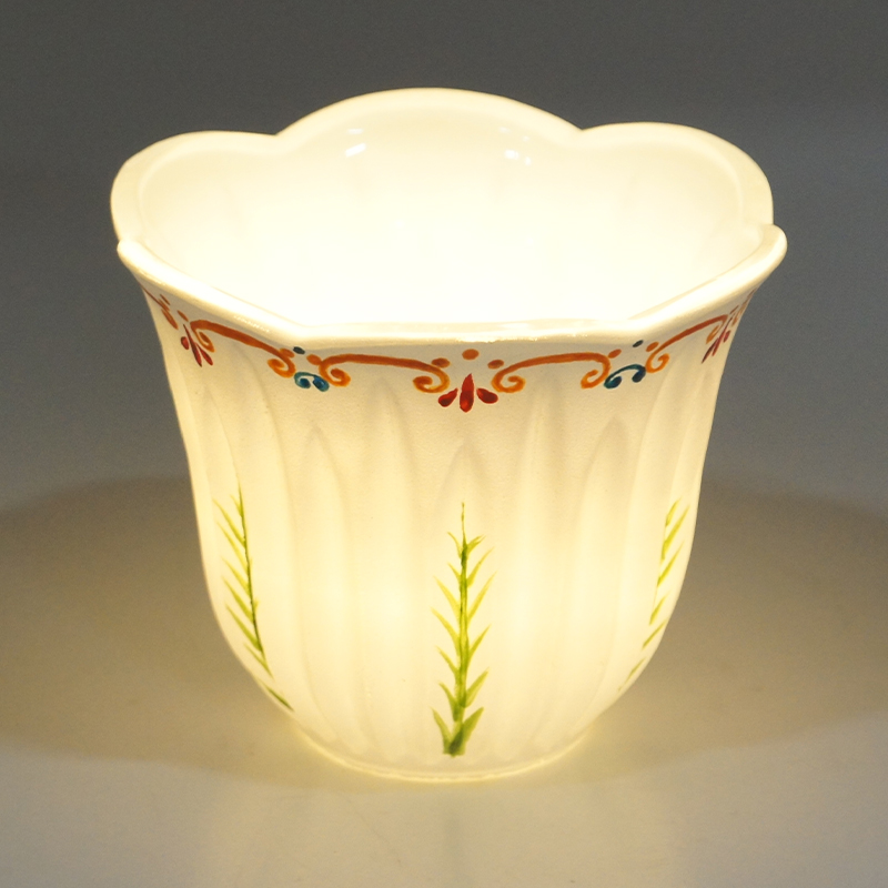 職人の手描きによる美しいハンドペイント模様が魅力のおしゃれなガラス製ランプシェード