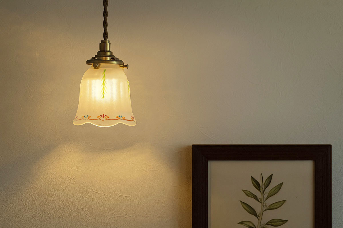 職人の手描きによる美しいハンドペイント模様が魅力のおしゃれなガラス製ランプシェード